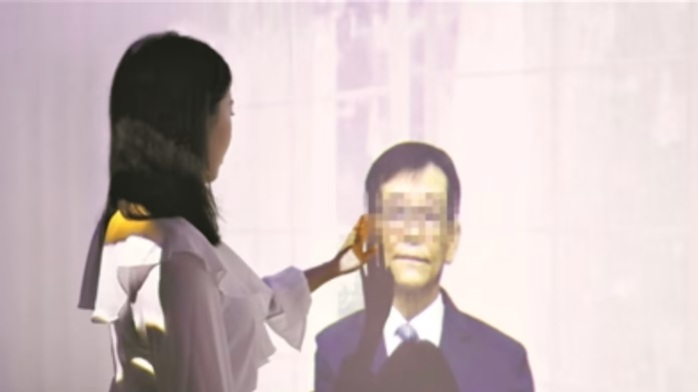 Nhờ công nghệ trí tuệ nhân tạo, người Trung Quốc có thể trò chuyện trực tiếp với người thân đã khuất. Ảnh: Nhật báo Quảng Châu Nhờ công nghệ trí tuệ nhân tạo, người Trung Quốc có thể trò chuyện trực tiếp với người thân đã khuất. Ảnh: Nhật báo Quảng Châu