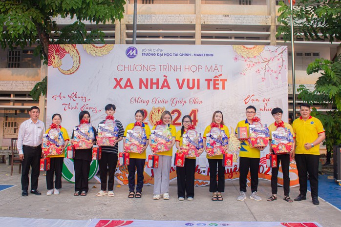 Gói bánh chưng đón Tết xa quê của sinh viên khó khăn- Ảnh 1. Gói bánh chưng đón Tết xa quê của sinh viên khó khăn- Ảnh 1.