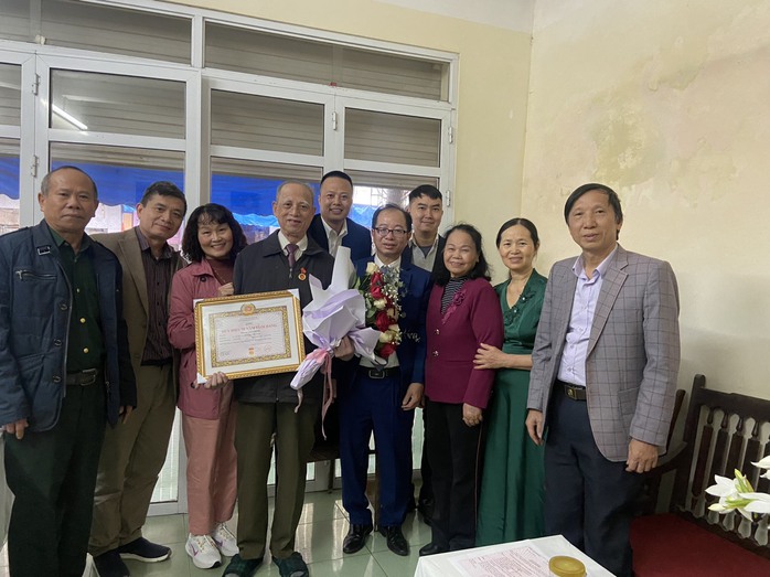 Trao tặng Huy hiệu 75 năm tuổi Đảng cho đảng viên lão thành- Ảnh 1. Trao tặng Huy hiệu 75 năm tuổi Đảng cho đảng viên lão thành- Ảnh 1.