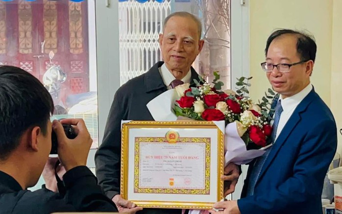 Trao tặng Huy hiệu 75 năm tuổi Đảng cho đảng viên lão thành- Ảnh 2. Trao tặng Huy hiệu 75 năm tuổi Đảng cho đảng viên lão thành- Ảnh 2.