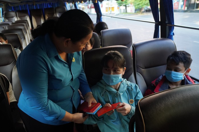 Lần đầu tiên lao động tự do về quê trên chuyến xe Công đoàn- Ảnh 3. Lần đầu tiên lao động tự do về quê trên chuyến xe Công đoàn- Ảnh 3.