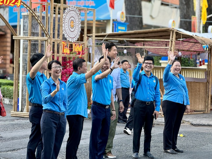 Lần đầu tiên lao động tự do về quê trên chuyến xe Công đoàn- Ảnh 8. Lần đầu tiên lao động tự do về quê trên chuyến xe Công đoàn- Ảnh 8.