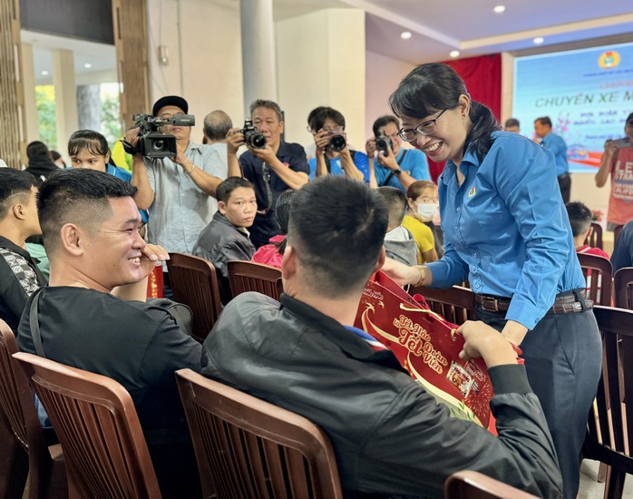Lần đầu tiên lao động tự do về quê trên chuyến xe Công đoàn- Ảnh 2. Lần đầu tiên lao động tự do về quê trên chuyến xe Công đoàn- Ảnh 2.