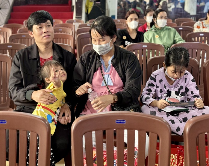 Lần đầu tiên lao động tự do về quê trên chuyến xe Công đoàn- Ảnh 1. Lần đầu tiên lao động tự do về quê trên chuyến xe Công đoàn- Ảnh 1.