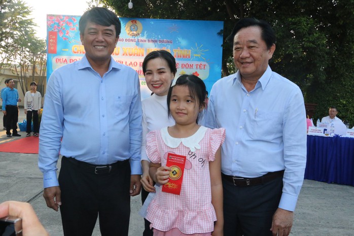 Bình Dương tiễn 1.000 công nhân về quê trên chuyến tàu miễn phí- Ảnh 3. Bình Dương tiễn 1.000 công nhân về quê trên chuyến tàu miễn phí- Ảnh 3.