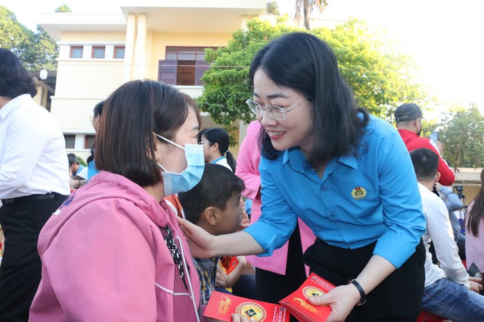 Bình Dương tiễn 1.000 công nhân về quê trên chuyến tàu miễn phí- Ảnh 2. Bình Dương tiễn 1.000 công nhân về quê trên chuyến tàu miễn phí- Ảnh 2.