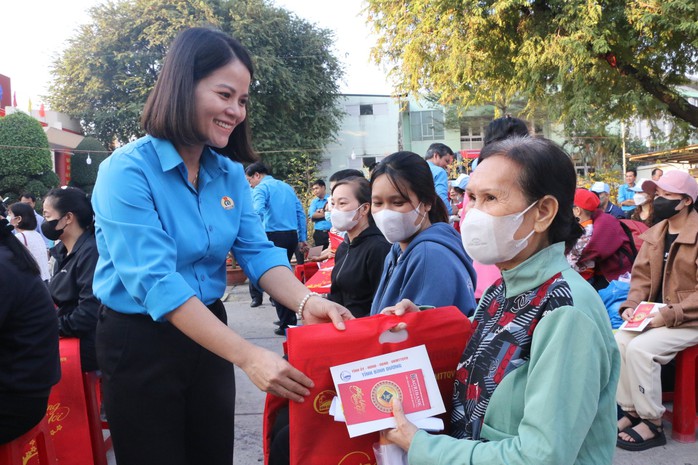 Bình Dương tiễn 1.000 công nhân về quê trên chuyến tàu miễn phí- Ảnh 6. Bình Dương tiễn 1.000 công nhân về quê trên chuyến tàu miễn phí- Ảnh 6.