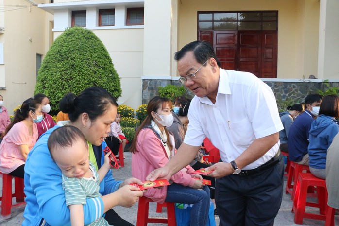 Bình Dương tiễn 1.000 công nhân về quê trên chuyến tàu miễn phí- Ảnh 5. Bình Dương tiễn 1.000 công nhân về quê trên chuyến tàu miễn phí- Ảnh 5.