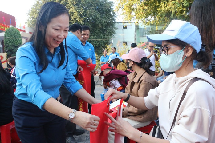 Bình Dương tiễn 1.000 công nhân về quê trên chuyến tàu miễn phí- Ảnh 7. Bình Dương tiễn 1.000 công nhân về quê trên chuyến tàu miễn phí- Ảnh 7.