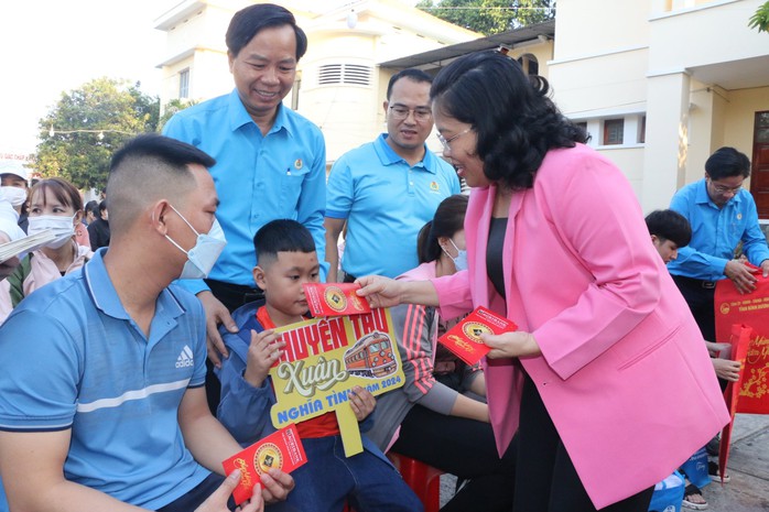 Bình Dương tiễn 1.000 công nhân về quê trên chuyến tàu miễn phí- Ảnh 4. Bình Dương tiễn 1.000 công nhân về quê trên chuyến tàu miễn phí- Ảnh 4.