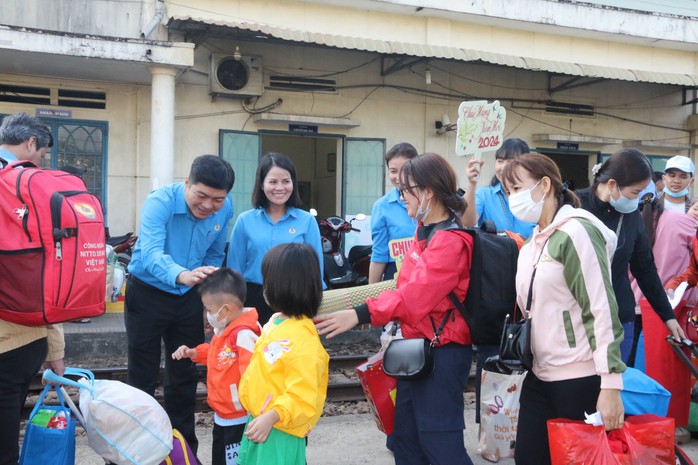 Bình Dương tiễn 1.000 công nhân về quê trên chuyến tàu miễn phí- Ảnh 9. Bình Dương tiễn 1.000 công nhân về quê trên chuyến tàu miễn phí- Ảnh 9.