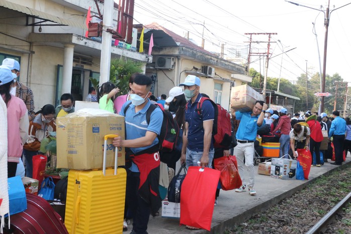 Bình Dương tiễn 1.000 công nhân về quê trên chuyến tàu miễn phí- Ảnh 10. Bình Dương tiễn 1.000 công nhân về quê trên chuyến tàu miễn phí- Ảnh 10.