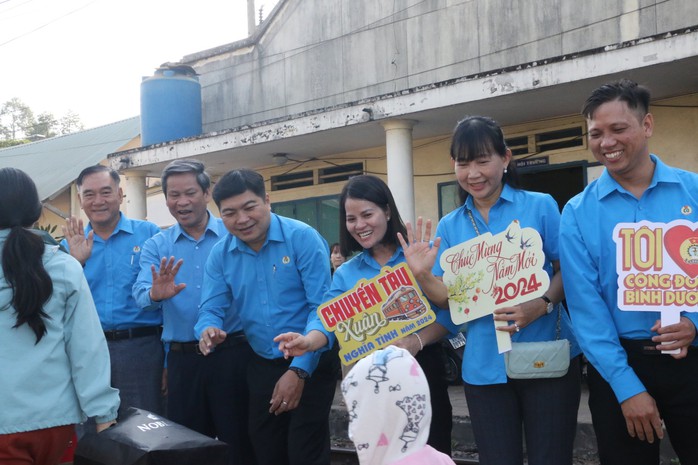 Bình Dương tiễn 1.000 công nhân về quê trên chuyến tàu miễn phí- Ảnh 12. Bình Dương tiễn 1.000 công nhân về quê trên chuyến tàu miễn phí- Ảnh 12.