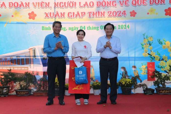 Bình Dương tiễn 1.000 công nhân về quê trên chuyến tàu miễn phí- Ảnh 1. Bình Dương tiễn 1.000 công nhân về quê trên chuyến tàu miễn phí- Ảnh 1.