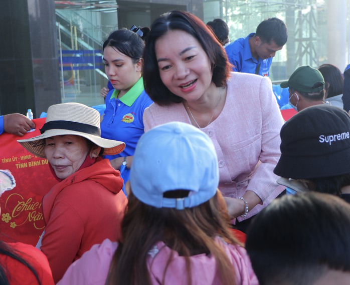 "Chuyến xe năng lượng 0 đồng" đưa công nhân, sinh viên nghèo về quê đón Tết- Ảnh 3.