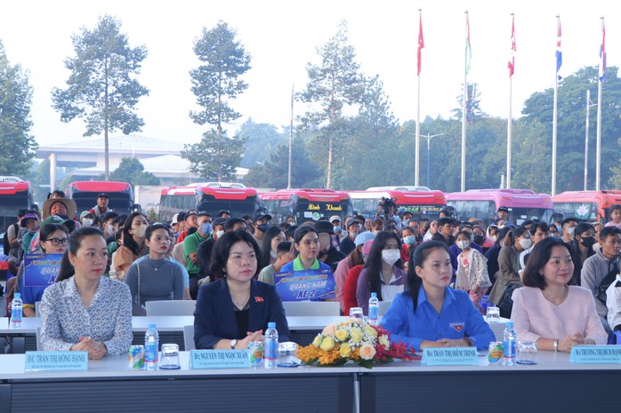 "Chuyến xe năng lượng 0 đồng" đưa công nhân, sinh viên nghèo về quê đón Tết- Ảnh 6.
