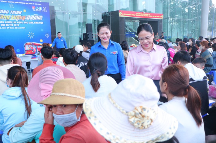"Chuyến xe năng lượng 0 đồng" đưa công nhân, sinh viên nghèo về quê đón Tết- Ảnh 4.