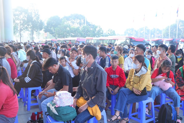 "Chuyến xe năng lượng 0 đồng" đưa công nhân, sinh viên nghèo về quê đón Tết- Ảnh 7.