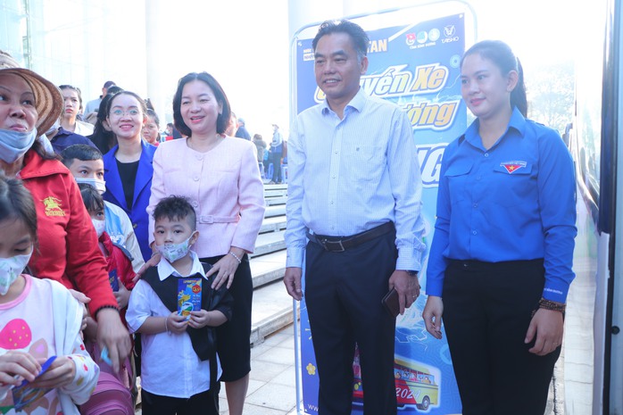 "Chuyến xe năng lượng 0 đồng" đưa công nhân, sinh viên nghèo về quê đón Tết- Ảnh 2.