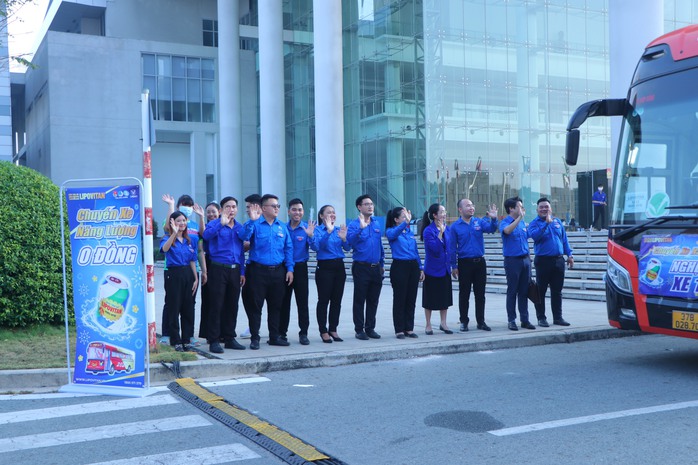 "Chuyến xe năng lượng 0 đồng" đưa công nhân, sinh viên nghèo về quê đón Tết- Ảnh 9.