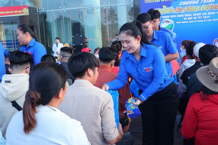 "Chuyến xe năng lượng 0 đồng" đưa công nhân, sinh viên nghèo về quê đón Tết- Ảnh 5.