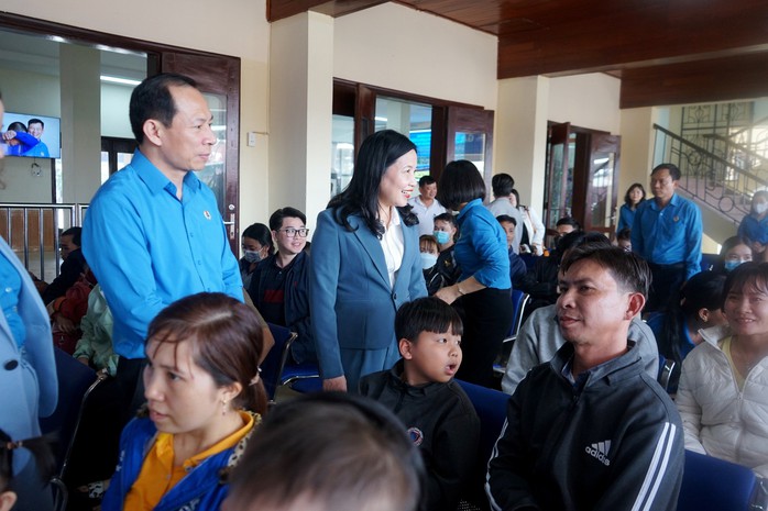 Công đoàn Thanh Hóa ra ga tàu đón công nhân về quê ăn Tết- Ảnh 1. Công đoàn Thanh Hóa ra ga tàu đón công nhân về quê ăn Tết- Ảnh 1.