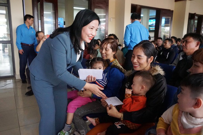 Công đoàn Thanh Hóa ra ga tàu đón công nhân về quê ăn Tết- Ảnh 2. Công đoàn Thanh Hóa ra ga tàu đón công nhân về quê ăn Tết- Ảnh 2.