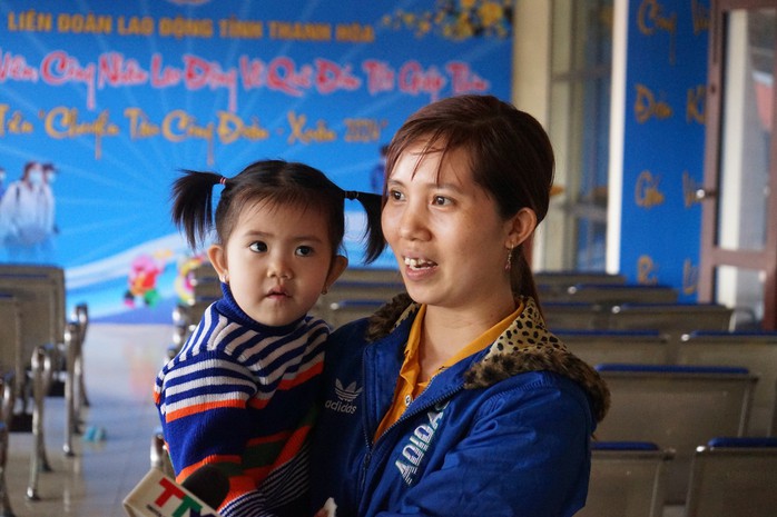 Công đoàn Thanh Hóa ra ga tàu đón công nhân về quê ăn Tết- Ảnh 4. Công đoàn Thanh Hóa ra ga tàu đón công nhân về quê ăn Tết- Ảnh 4.