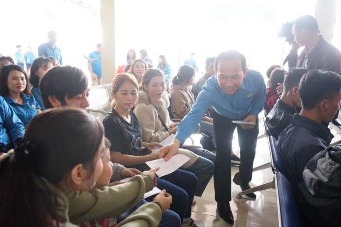Công đoàn Thanh Hóa ra ga tàu đón công nhân về quê ăn Tết- Ảnh 3. Công đoàn Thanh Hóa ra ga tàu đón công nhân về quê ăn Tết- Ảnh 3.