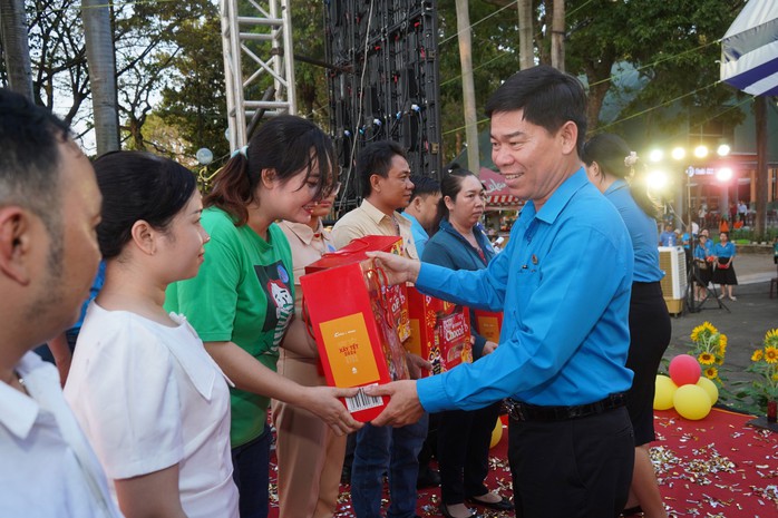 Ông Phạm Chí Tâm, Phó Chủ tịch LĐLĐ TP HCM, tặng quà cho công nhân Ảnh: THANH NGA Ông Phạm Chí Tâm, Phó Chủ tịch LĐLĐ TP HCM, tặng quà cho công nhân Ảnh: THANH NGA