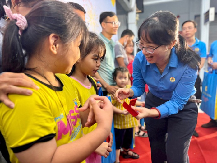 Bà Trần Thị Diệu Thúy, Chủ tịch LĐLĐ TP HCM, lì xì cho con đoàn viên khó khăn trong chương trình “Chuyến tàu mùa xuân“ Ảnh: HUỲNH NHƯ