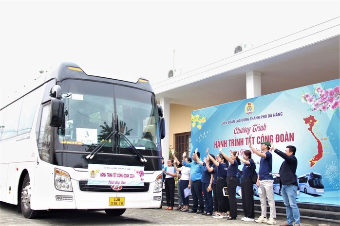 Lãnh đạo LĐLĐ TP Đà Nẵng tiễn công nhân về quê đón Tết trong chương trình “Hành trình Tết Công đoàn” Ảnh: HẢI ĐỊNH
