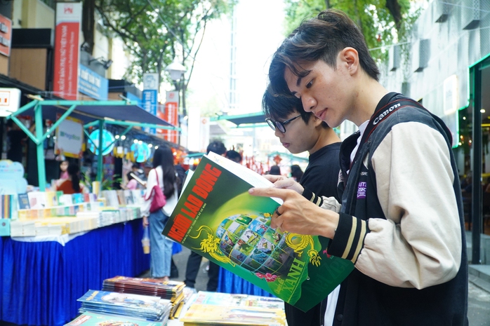 Sạp báo Xuân ở Đường sách TP HCM: Nhịp cầu tri thức, nhân văn- Ảnh 2. Sạp báo Xuân ở Đường sách TP HCM: Nhịp cầu tri thức, nhân văn- Ảnh 2.