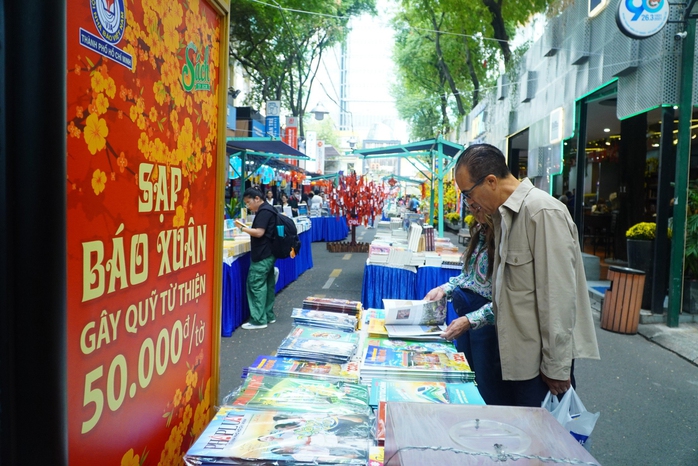 Sạp báo Xuân ở Đường sách TP HCM: Nhịp cầu tri thức, nhân văn- Ảnh 1. Sạp báo Xuân ở Đường sách TP HCM: Nhịp cầu tri thức, nhân văn- Ảnh 1.