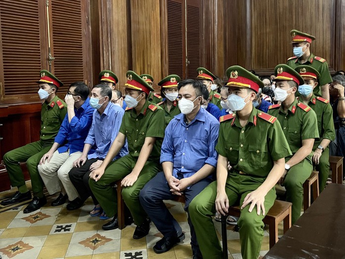 Các bị cáo trong vụ án vi phạm quy định về đấu thầu gây hậu quả nghiêm trọng xảy ra tại Bệnh viện Mắt TP HCM Các bị cáo trong vụ án vi phạm quy định về đấu thầu gây hậu quả nghiêm trọng xảy ra tại Bệnh viện Mắt TP HCM