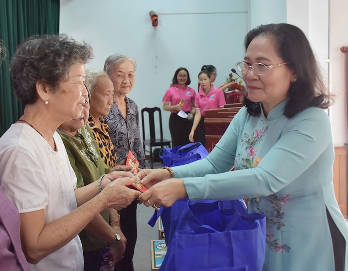 Phó Bí thư Thành ủy, Chủ tịch HĐND TP HCM Nguyễn Thị Lệ trao quà cho người dân huyện Hóc Môn Ảnh: TRANG TIN ĐIỆN TỬ ĐẢNG BỘ TP HCM Phó Bí thư Thành ủy, Chủ tịch HĐND TP HCM Nguyễn Thị Lệ trao quà cho người dân huyện Hóc Môn Ảnh: TRANG TIN ĐIỆN TỬ ĐẢNG BỘ TP HCM