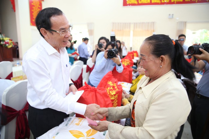Ủy viên Bộ Chính trị, Bí thư Thành ủy TP HCM Nguyễn Văn Nên chúc Tết và tặng quà người dân tỉnh Tây Ninh Ảnh: THẢO NGUYỄN Ủy viên Bộ Chính trị, Bí thư Thành ủy TP HCM Nguyễn Văn Nên chúc Tết và tặng quà người dân tỉnh Tây Ninh Ảnh: THẢO NGUYỄN