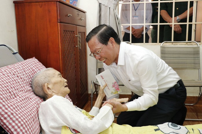 Ủy viên Trung ương Đảng, Phó Bí thư Thành ủy, Chủ tịch UBND TP HCM Phan Văn Mãi thăm, chúc Tết Mẹ Việt Nam anh hùng Nguyễn Thị Tửu (quận 4) Ảnh: C.T.V Ủy viên Trung ương Đảng, Phó Bí thư Thành ủy, Chủ tịch UBND TP HCM Phan Văn Mãi thăm, chúc Tết Mẹ Việt Nam anh hùng Nguyễn Thị Tửu (quận 4) Ảnh: C.T.V