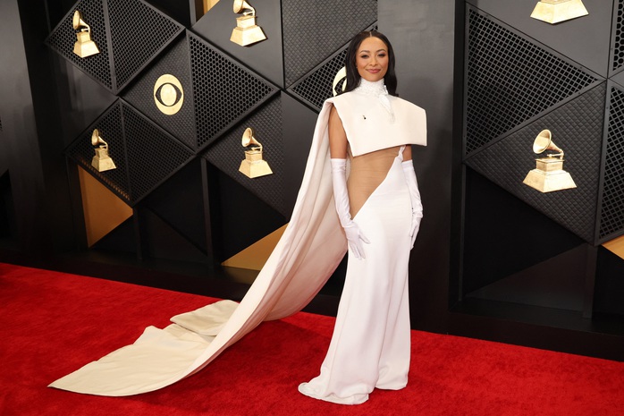 Miley Cyrus mặc "váy lưới", Dua Lipa gợi cảm tại Grammy 2024- Ảnh 12. Miley Cyrus mặc "váy lưới", Dua Lipa gợi cảm tại Grammy 2024- Ảnh 12.
