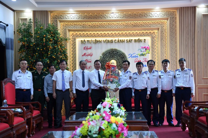 Chủ tịch Quảng Nam chúc Tết Vùng Cảnh sát biển 2- Ảnh 1. Chủ tịch Quảng Nam chúc Tết Vùng Cảnh sát biển 2- Ảnh 1.