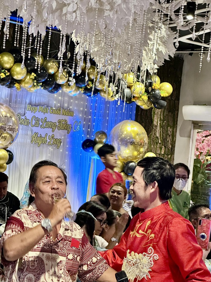 Hoài Linh, Hữu Quốc, Bình Tinh và nghệ sĩ tề tựu mừng 7 năm đoàn Huỳnh Long khởi sắc- Ảnh 4. Hoài Linh, Hữu Quốc, Bình Tinh và nghệ sĩ tề tựu mừng 7 năm đoàn Huỳnh Long khởi sắc- Ảnh 4.