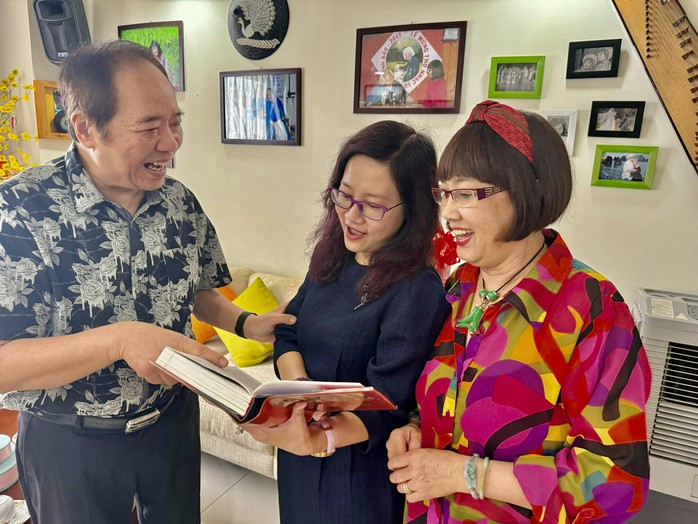 NSƯT Phương Hồng Thủy, Hà Mỹ Xuân xúc động nhận quà Tết của Ủy ban về người Việt Nam ở nước ngoài- Ảnh 2. NSƯT Phương Hồng Thủy, Hà Mỹ Xuân xúc động nhận quà Tết của Ủy ban về người Việt Nam ở nước ngoài- Ảnh 2.