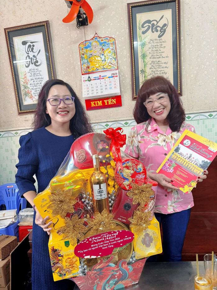 NSƯT Phương Hồng Thủy, Hà Mỹ Xuân xúc động nhận quà Tết của Ủy ban về người Việt Nam ở nước ngoài- Ảnh 1. NSƯT Phương Hồng Thủy, Hà Mỹ Xuân xúc động nhận quà Tết của Ủy ban về người Việt Nam ở nước ngoài- Ảnh 1.