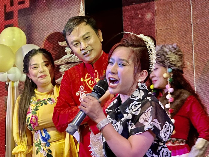 Hoài Linh, Hữu Quốc, Bình Tinh và nghệ sĩ tề tựu mừng 7 năm đoàn Huỳnh Long khởi sắc- Ảnh 3. Hoài Linh, Hữu Quốc, Bình Tinh và nghệ sĩ tề tựu mừng 7 năm đoàn Huỳnh Long khởi sắc- Ảnh 3.