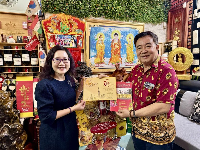 NSƯT Phương Hồng Thủy, Hà Mỹ Xuân xúc động nhận quà Tết của Ủy ban về người Việt Nam ở nước ngoài- Ảnh 4. NSƯT Phương Hồng Thủy, Hà Mỹ Xuân xúc động nhận quà Tết của Ủy ban về người Việt Nam ở nước ngoài- Ảnh 4.