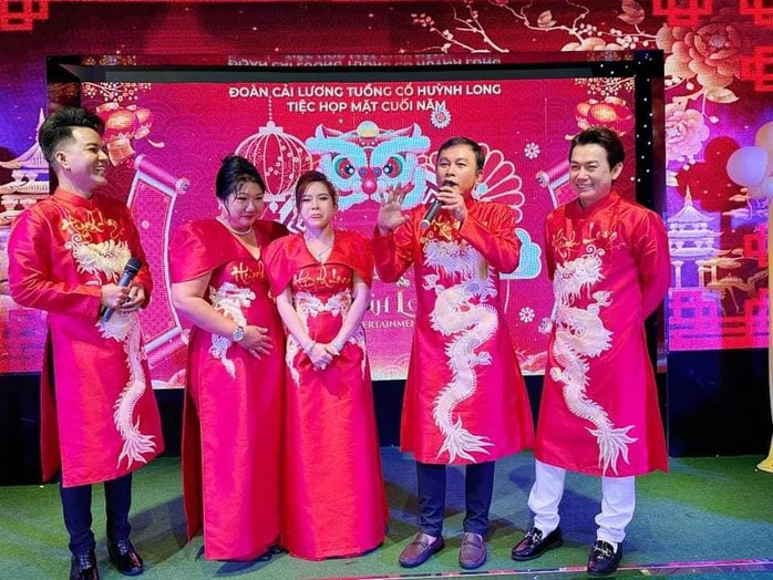 Hoài Linh, Hữu Quốc, Bình Tinh và nghệ sĩ tề tựu mừng 7 năm đoàn Huỳnh Long khởi sắc- Ảnh 1. Hoài Linh, Hữu Quốc, Bình Tinh và nghệ sĩ tề tựu mừng 7 năm đoàn Huỳnh Long khởi sắc- Ảnh 1.