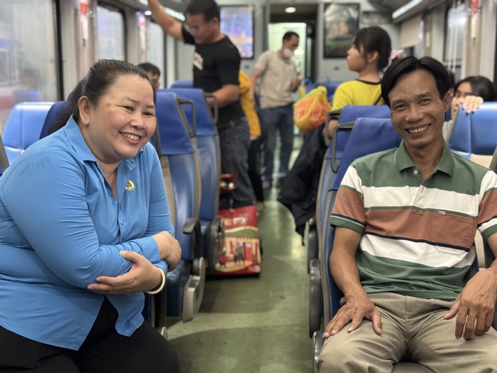 “Chuyến tàu mùa Xuân” đưa hơn 160 gia đình công nhân về quê đón Tết miễn phí- Ảnh 7. “Chuyến tàu mùa Xuân” đưa hơn 160 gia đình công nhân về quê đón Tết miễn phí- Ảnh 7.