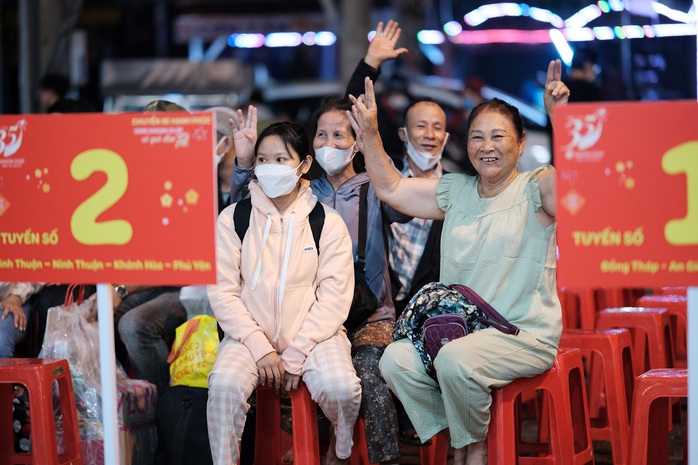 "Chuyến xe hạnh phúc" đưa miễn phí 900 người dân về quê đón Tết- Ảnh 1. "Chuyến xe hạnh phúc" đưa miễn phí 900 người dân về quê đón Tết- Ảnh 1.