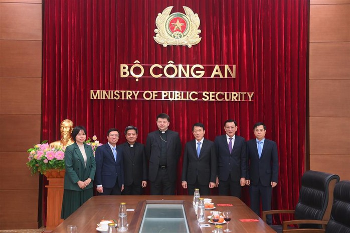 Thứ trưởng Lương Tam Quang tiếp Đại diện thường trú Toà thánh Vatican- Ảnh 4. Thứ trưởng Lương Tam Quang tiếp Đại diện thường trú Toà thánh Vatican- Ảnh 4.