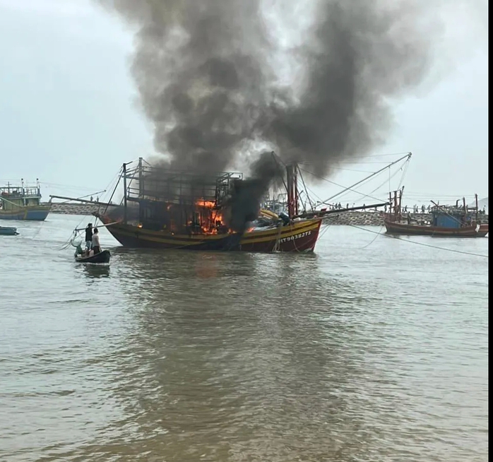 Tàu cá bất ngờ bốc cháy dữ dội khi neo đậu tại âu thuyền- Ảnh 1. Tàu cá bất ngờ bốc cháy dữ dội khi neo đậu tại âu thuyền- Ảnh 1.